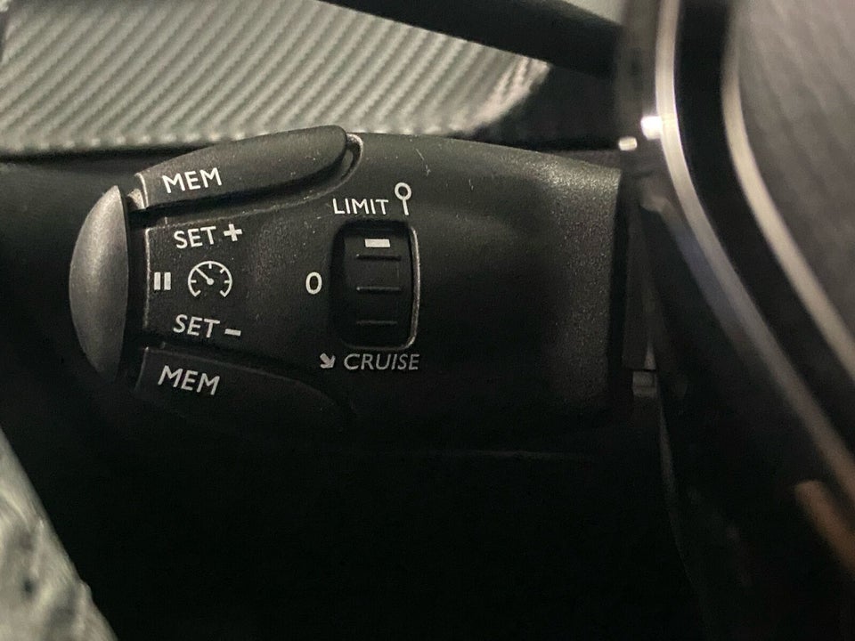 Peugeot e-208 50 Style 5d