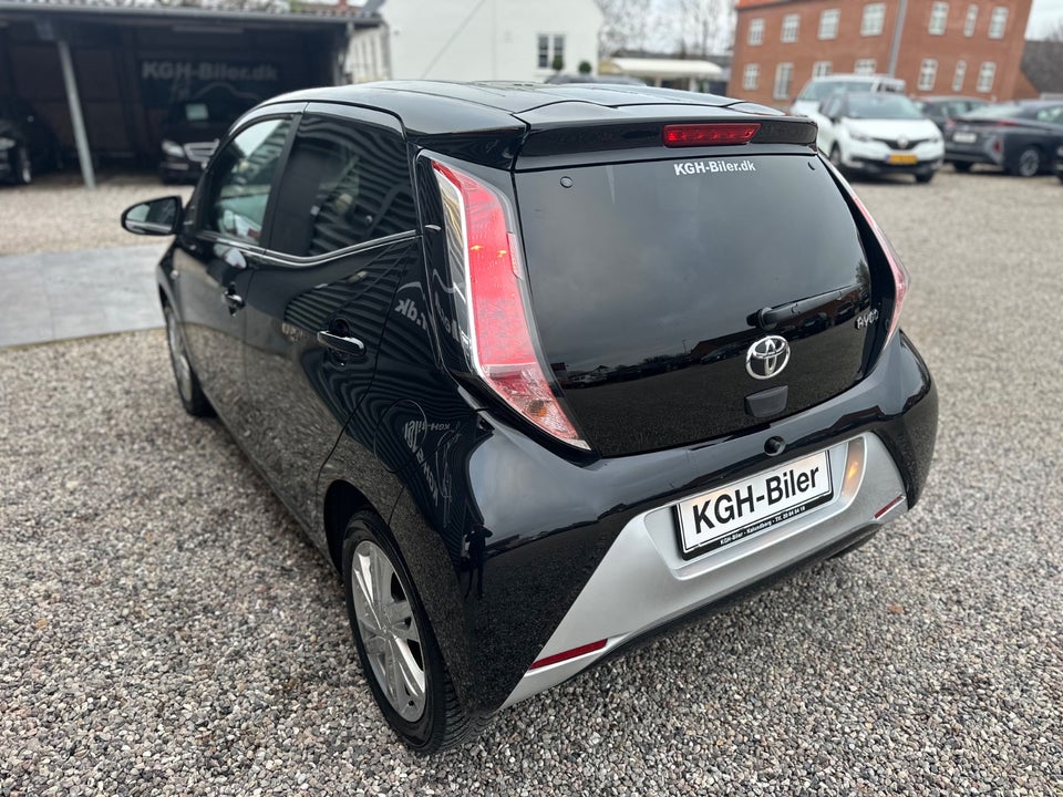 Toyota Aygo 1,0 VVT-i x-black 5d