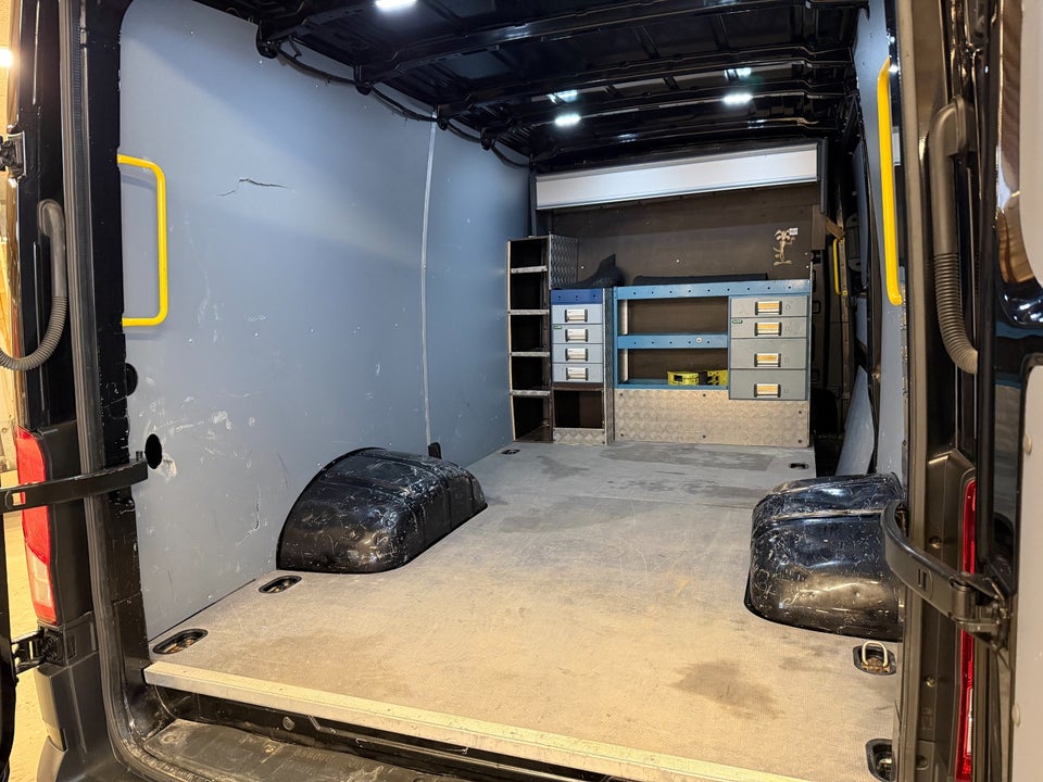 VW Crafter 35 2,0 TDi 177 Kassevogn L3H1 aut.