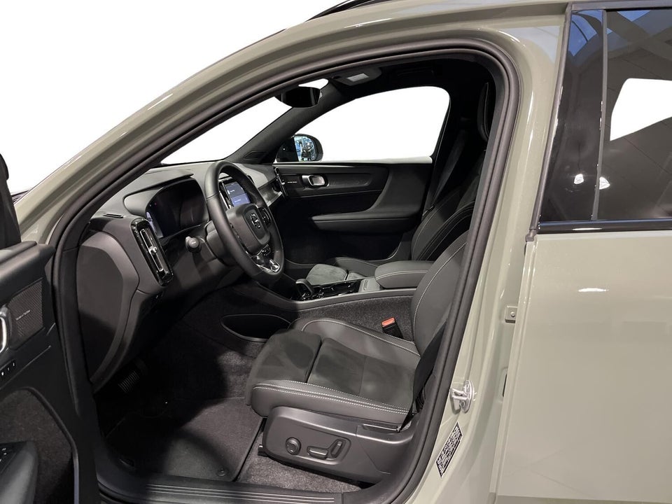 Volvo EX40 Extended Range Plus 5d