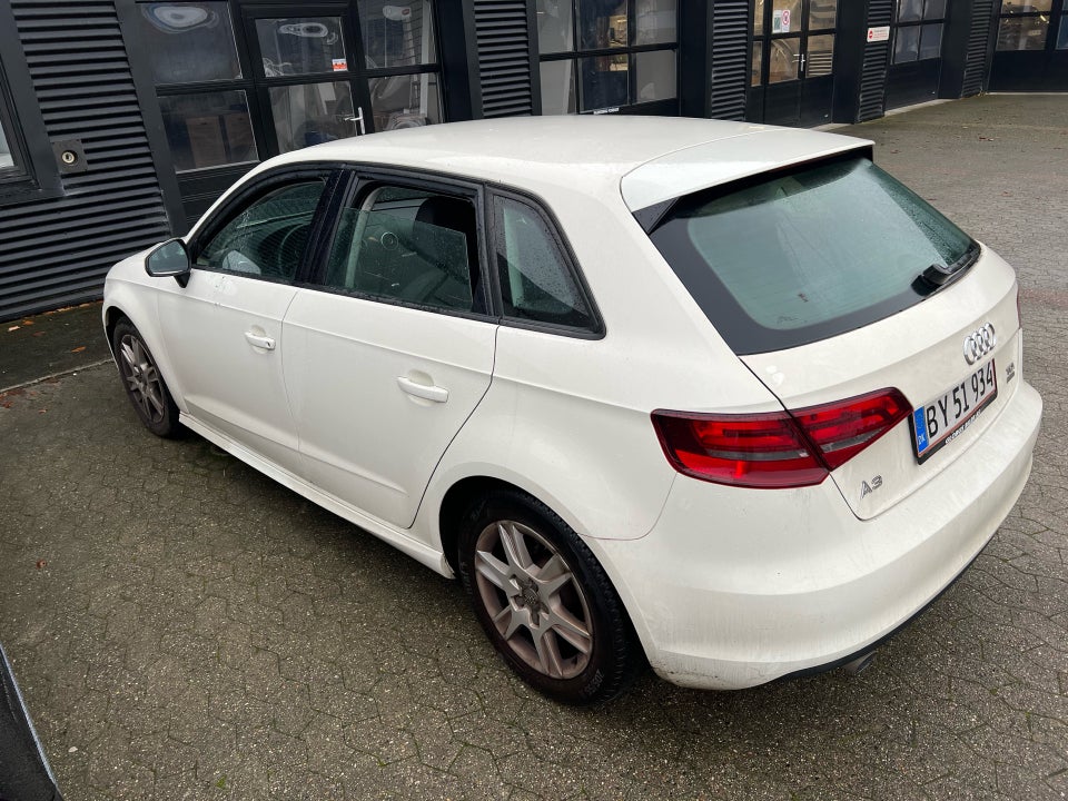 Audi A3 1,6 TDi 110 Ultra Attraction 4d