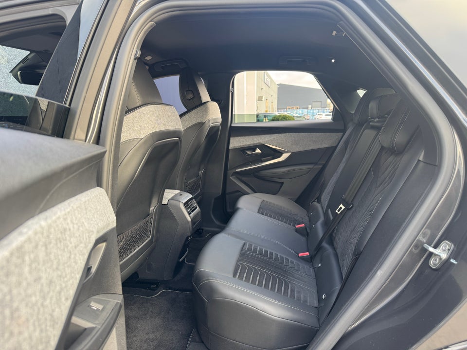 Peugeot e-3008 77 GT 5d