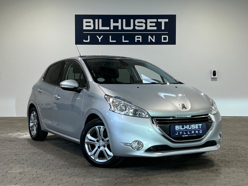 Peugeot 208 1,2 VTi Allure Sky 5d