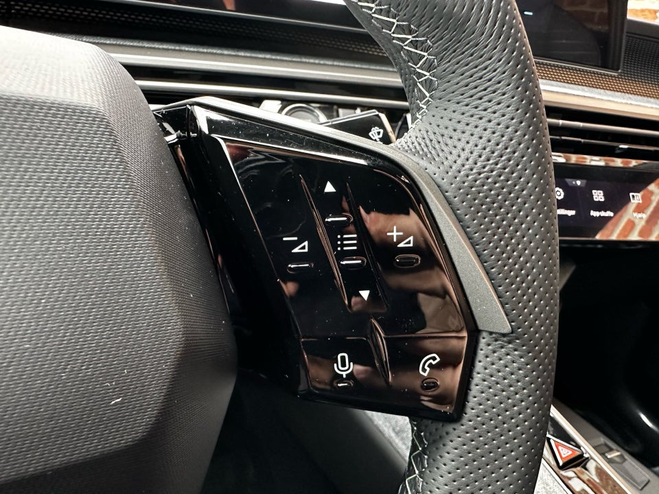 Peugeot e-3008 77 GT Pack 5d