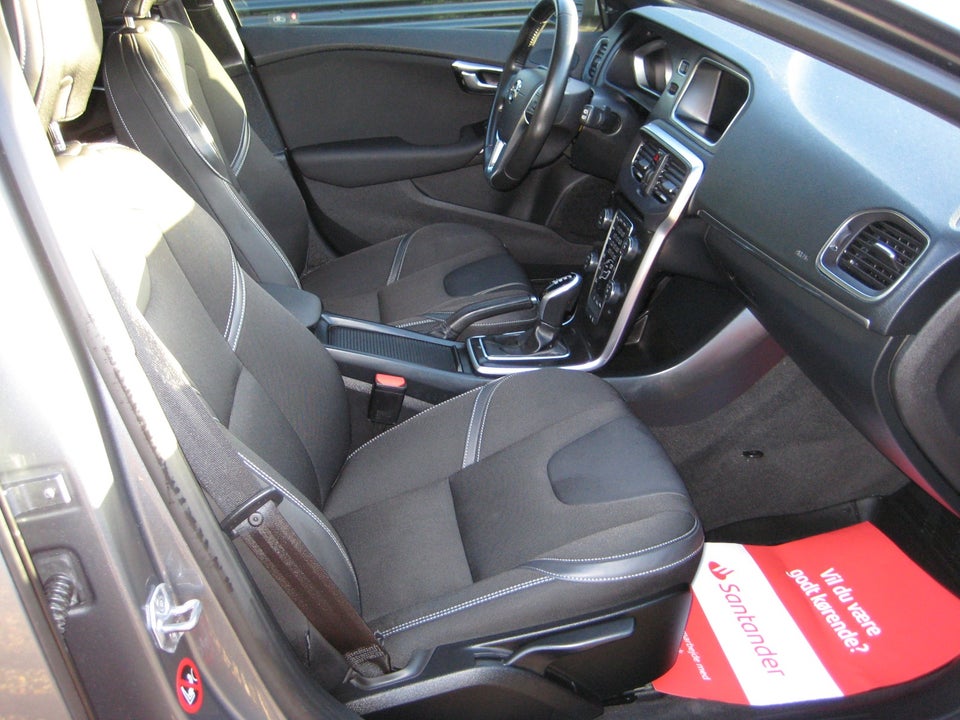 Volvo V40 2,0 D3 150 Momentum aut. 5d