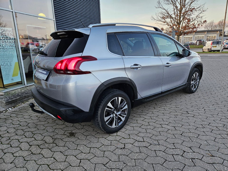 Peugeot 2008 1,2 PureTech 130 Selection Sky 5d