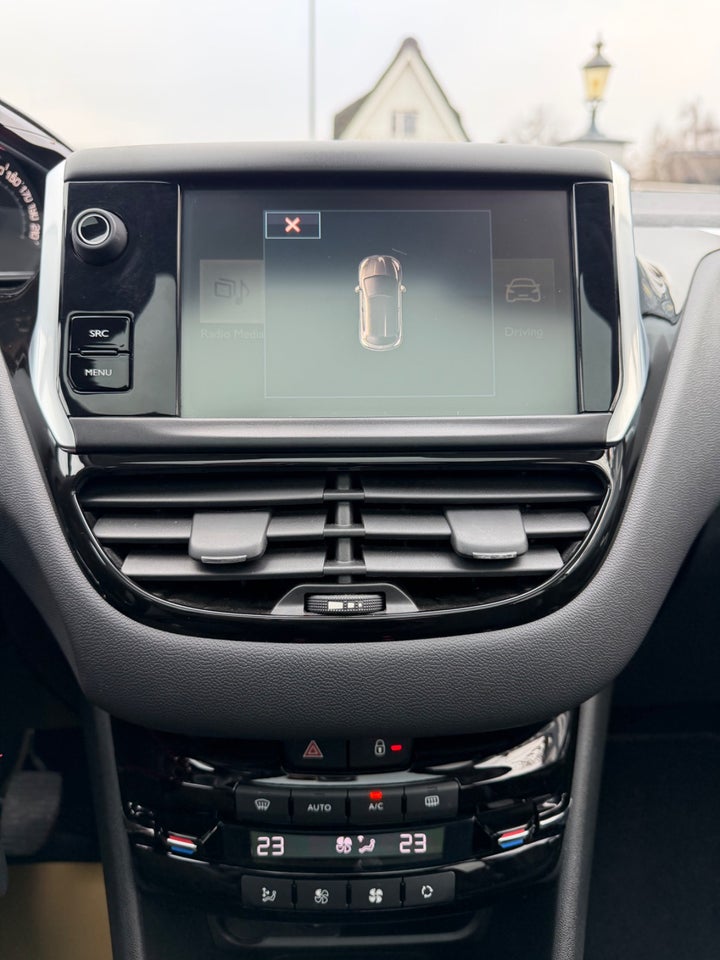 Peugeot 208 1,2 VTi Allure Sky 5d