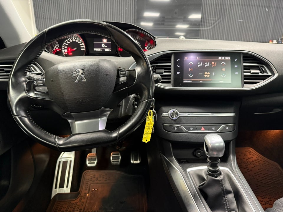 Peugeot 308 1,5 BlueHDi 130 Allure Sky 5d