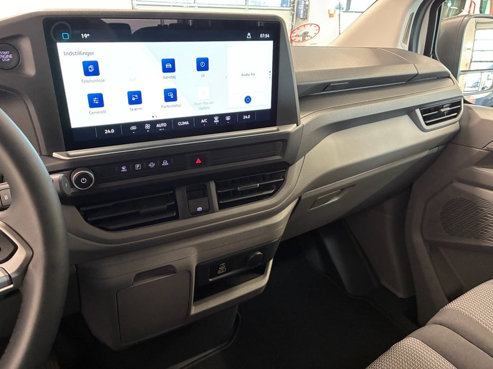 VW e-Caravelle 64 Basis SWB