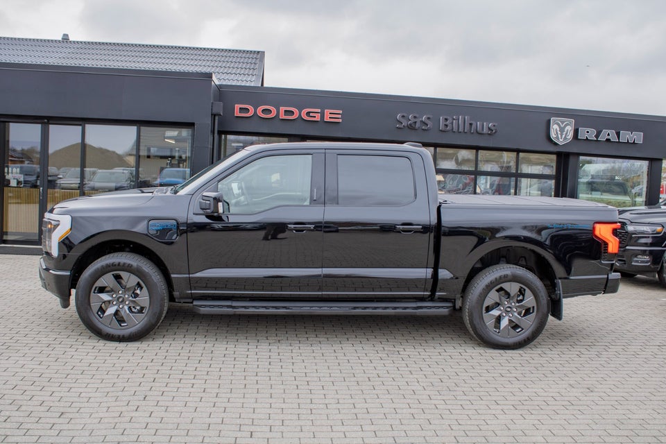 Ford F-150 131 Lightning Lariat Extended Range 4d