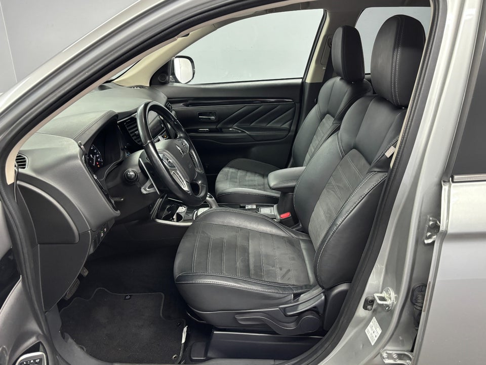 Mitsubishi Outlander 2,4 PHEV Business CVT 4WD 5d