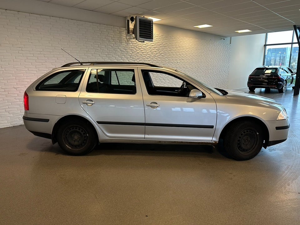 Skoda Octavia 1,6 Ambiente Combi 5d