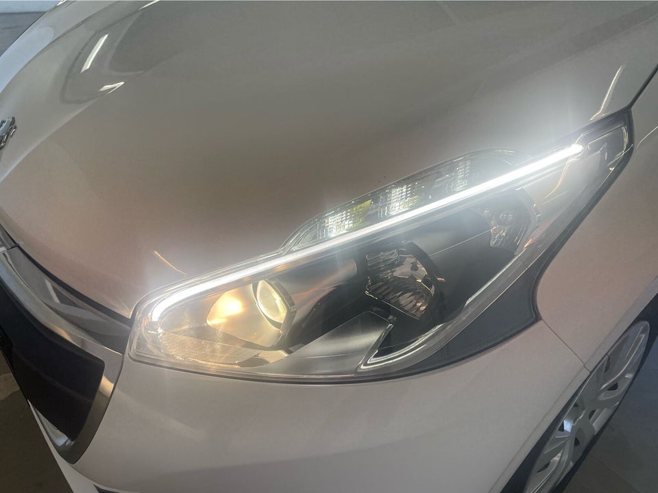Peugeot 208 1,2 VTi 82 Strike 5d
