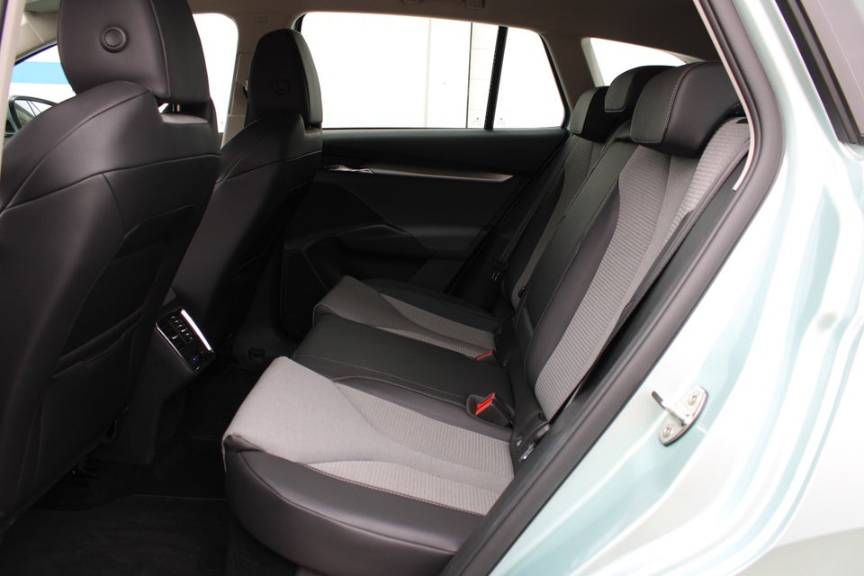 Skoda Enyaq 60 iV Loft 5d