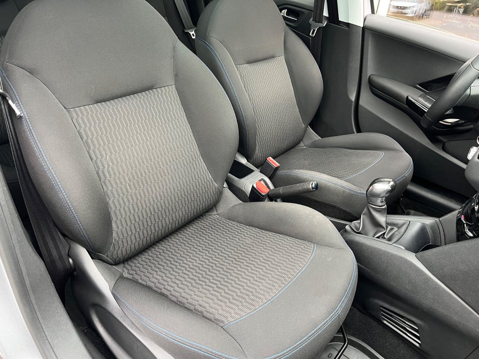Peugeot 208 1,2 PureTech 82 Signature Sky 5d