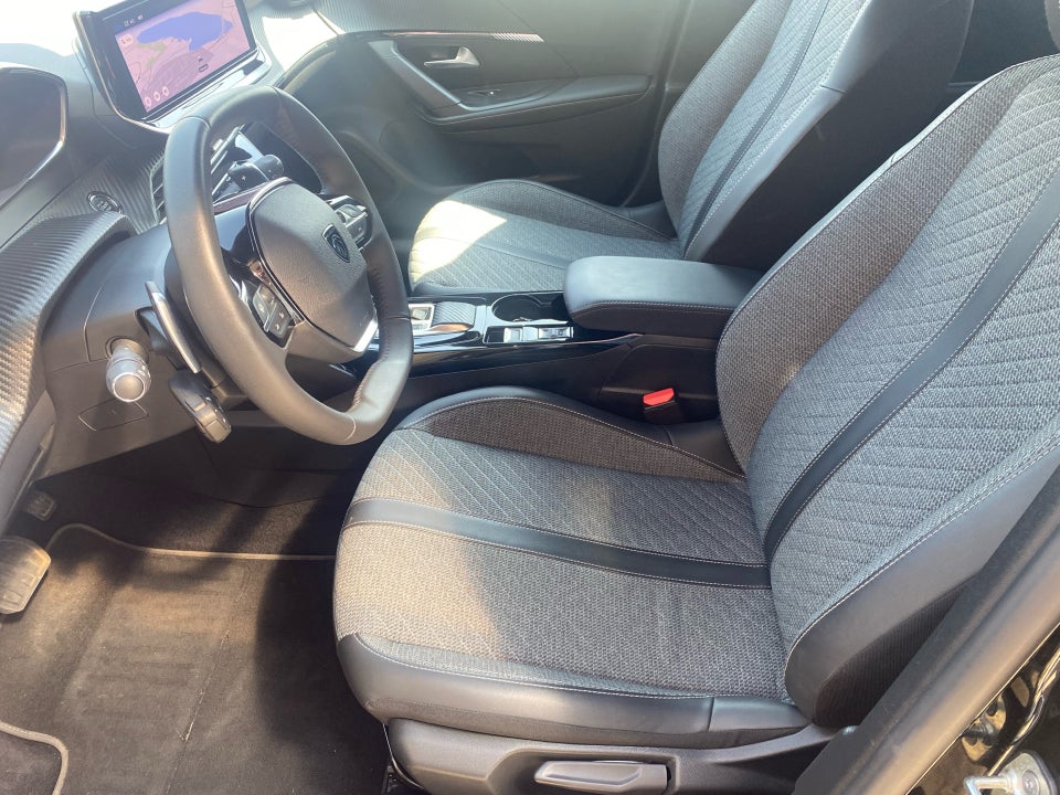 Peugeot 2008 1,2 PureTech 130 First Selection EAT8 5d