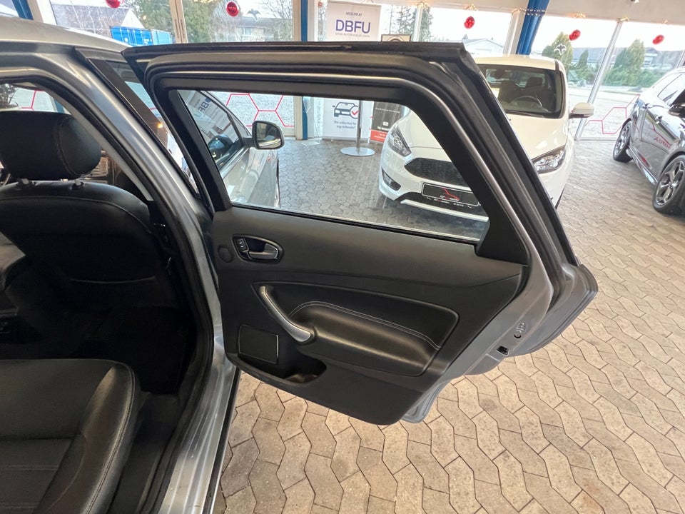 Ford Mondeo 2,5 20V Turbo Titanium stc. 5d