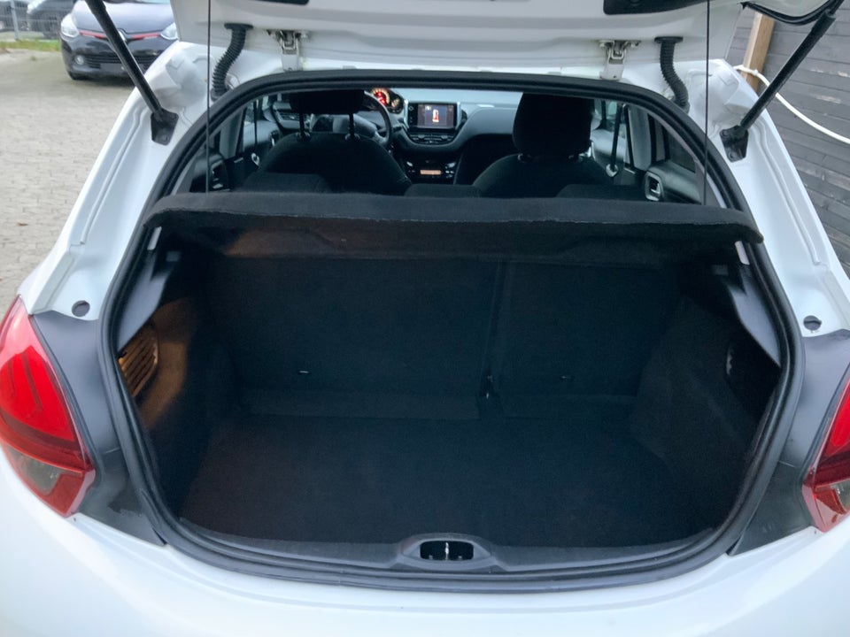 Peugeot 208 1,2 VTi 82 Allure Sky 5d