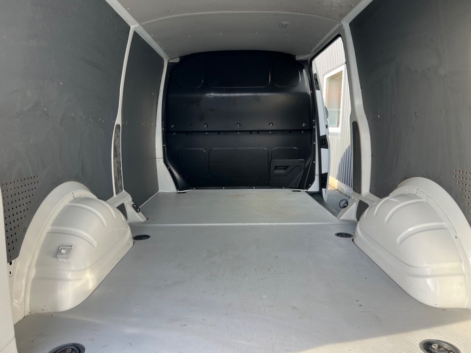 VW Transporter 2,0 TDi 110 Kassevogn lang