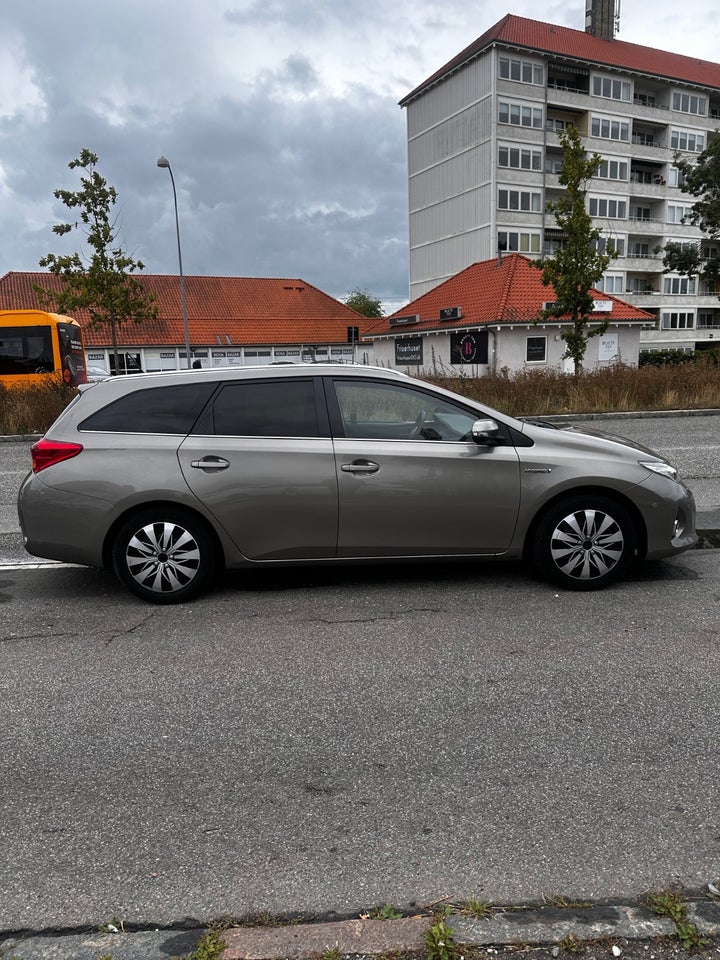 Toyota Auris 1,8 Hybrid H2+ Comfort Touring Sports CVT 5d
