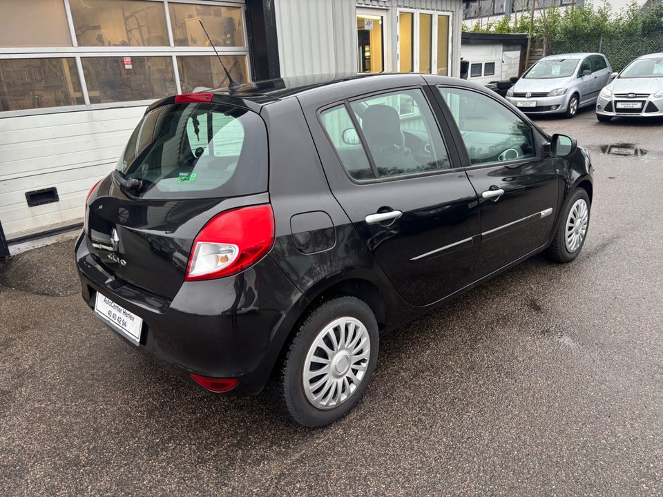 Renault Clio III 1,2 16V Authentique 5d