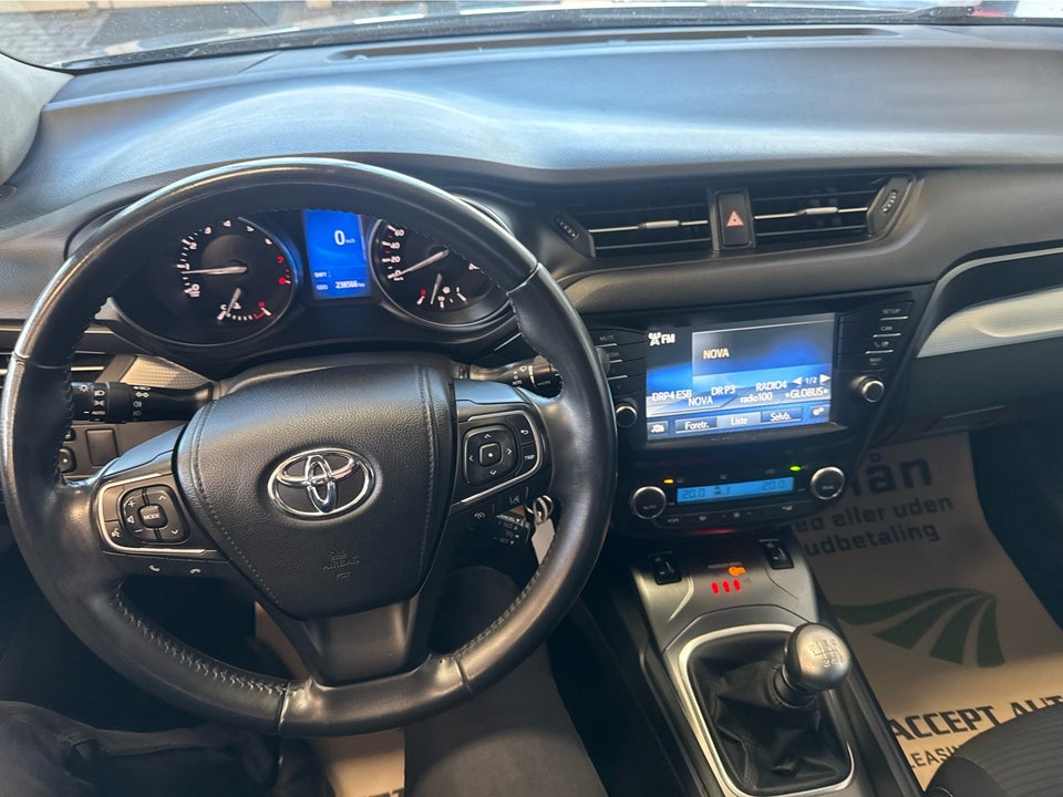 Toyota Avensis 1,8 VVT-i T2 Premium Touring Sports 5d