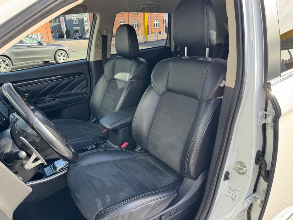 Mitsubishi Outlander 2,4 PHEV Limited CVT 4WD 5d