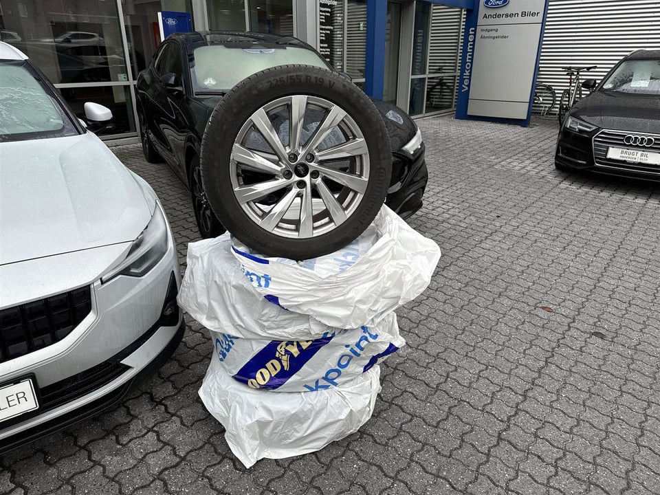 Ford Kuga 2,5 PHEV Vignale CVT 5d