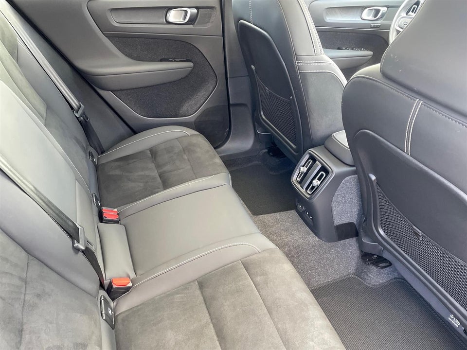 Volvo EC40 Extended Range Black Edition 5d