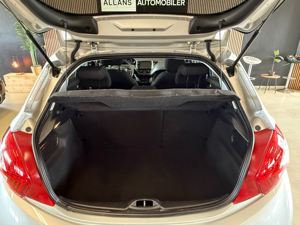 Peugeot 208 1,2 VTi Allure Sky 5d