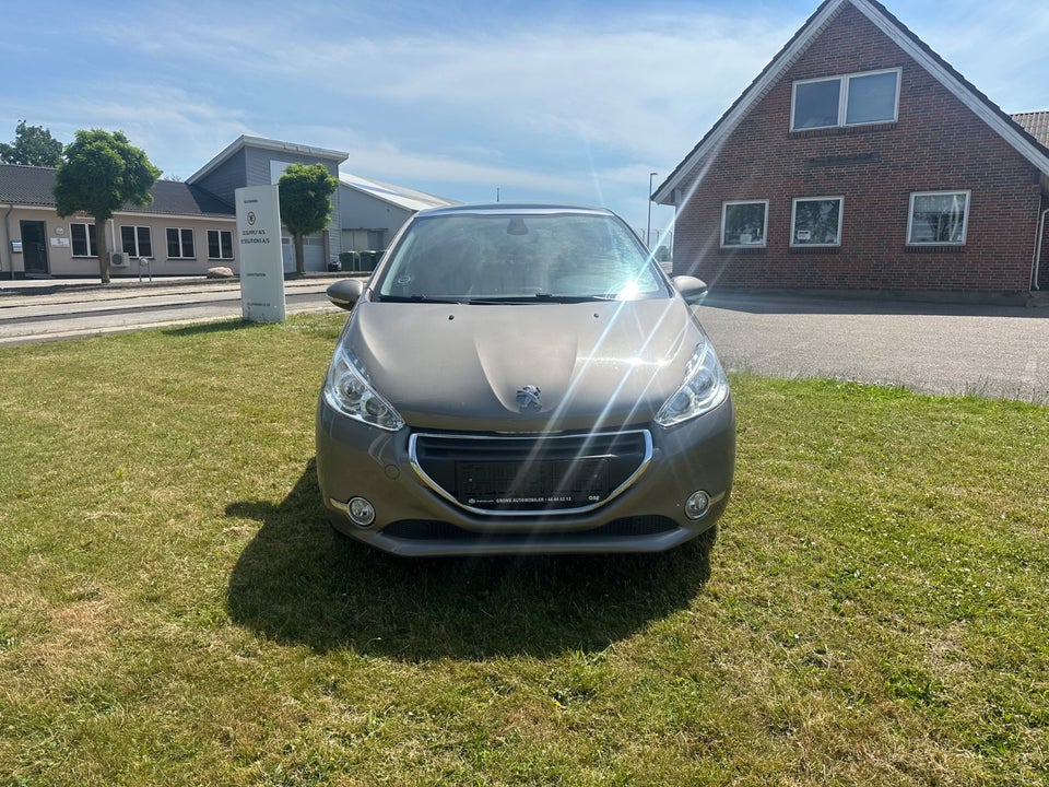 Peugeot 208 1,2 VTi Allure Sky 5d