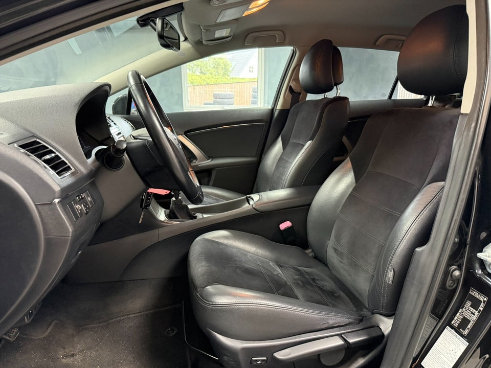 Toyota Avensis 1,8 VVT-i T2 Premium Touring Sports 5d