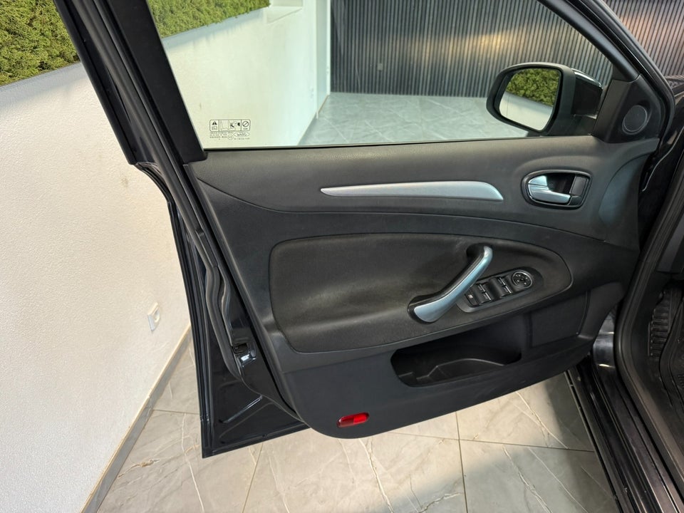 Ford Mondeo 2,0 145 Ambiente stc. 5d