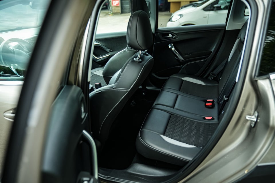 Peugeot 2008 1,6 BlueHDi 100 Allure Sky 5d