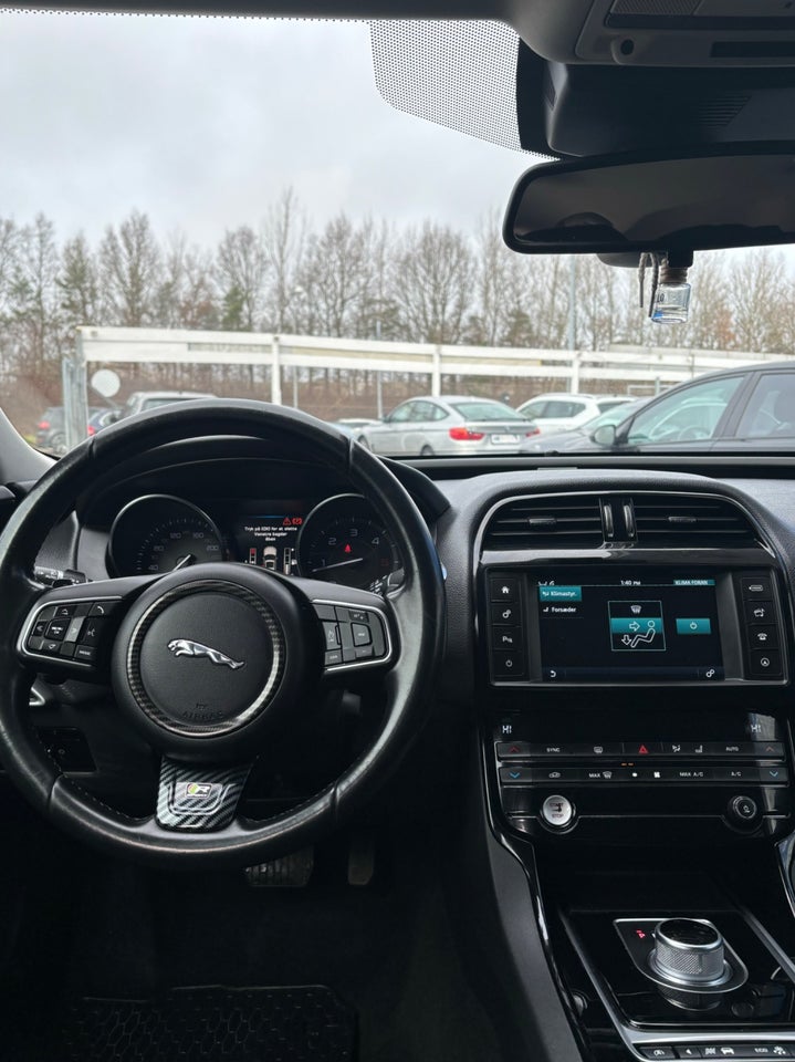 Jaguar XE 2,0 D180 Prestige aut. 4d