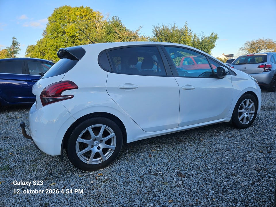 Peugeot 208 1,2 VTi 82 Signature Sky 5d