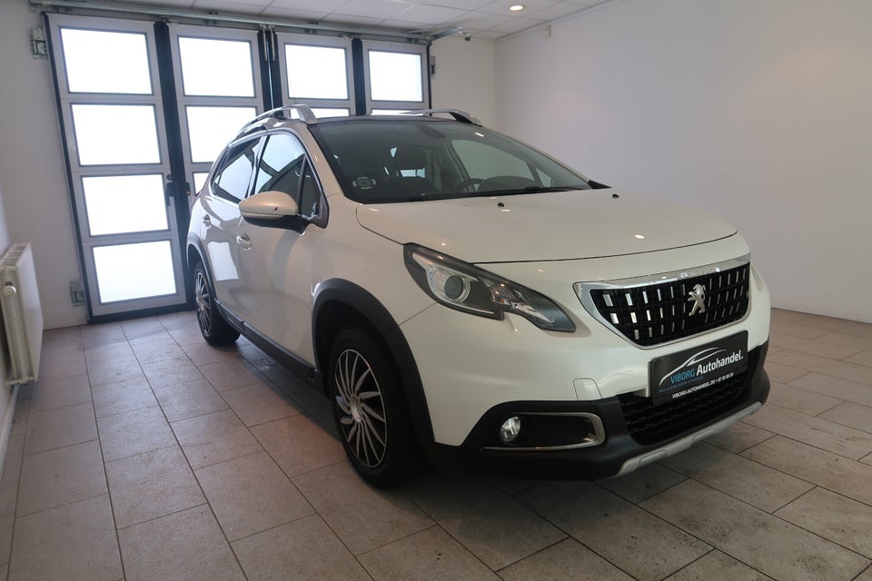 Peugeot 2008 1,6 BlueHDi 100 Selection Sky 5d