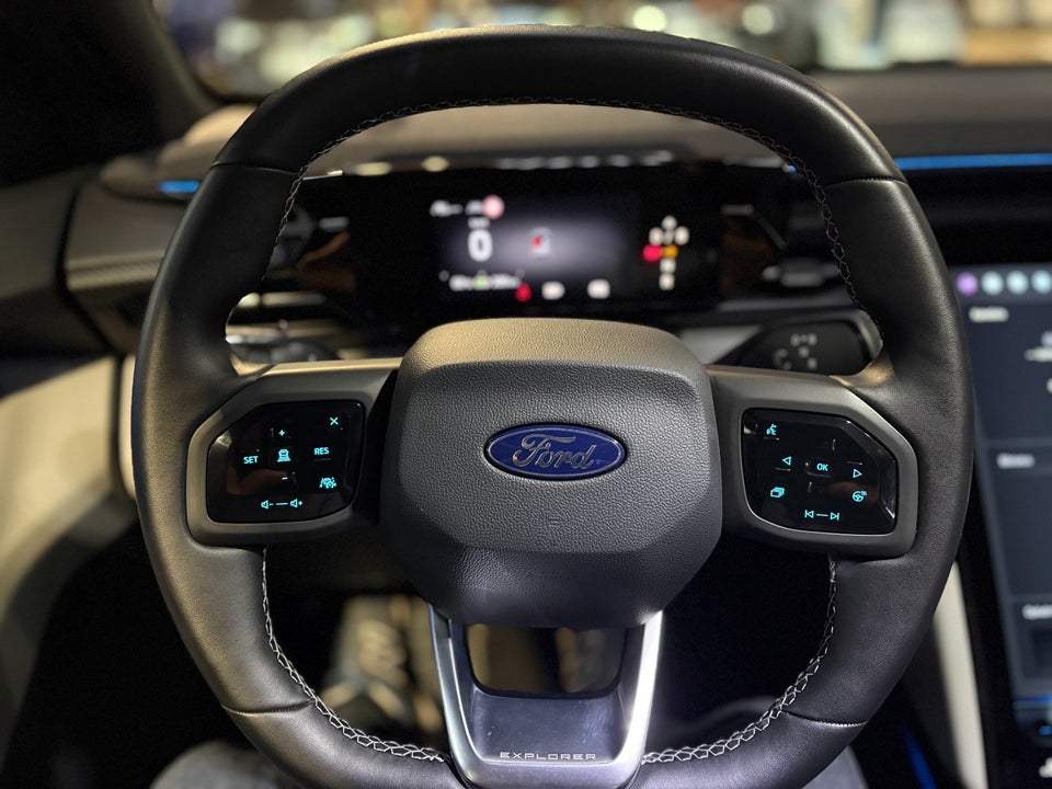 Ford Explorer 79 Premium Extended Range AWD 5d