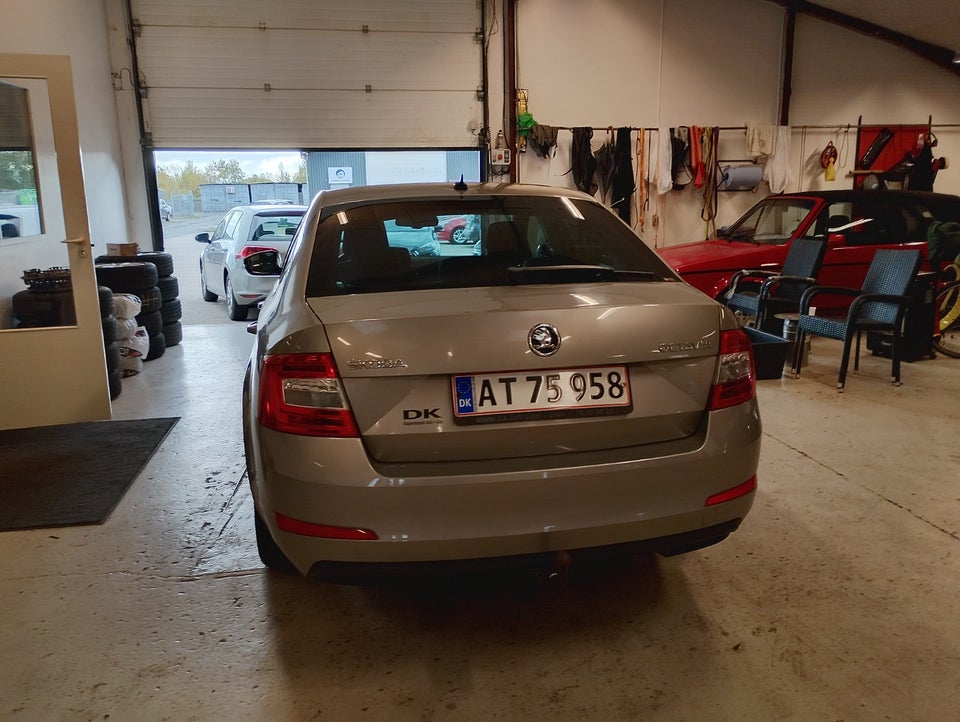 Skoda Octavia 1,6 TDi 105 Elegance DSG 5d
