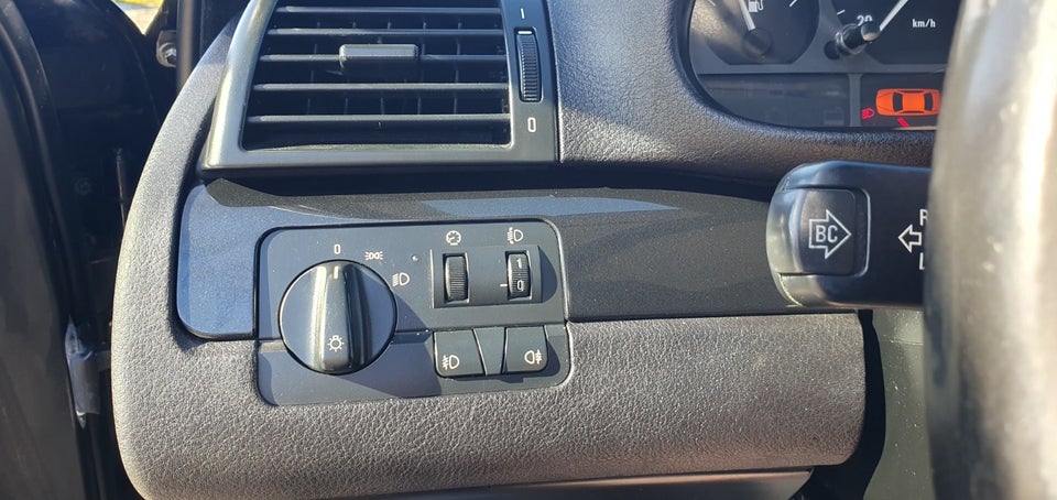 BMW 320i 2,2  4d