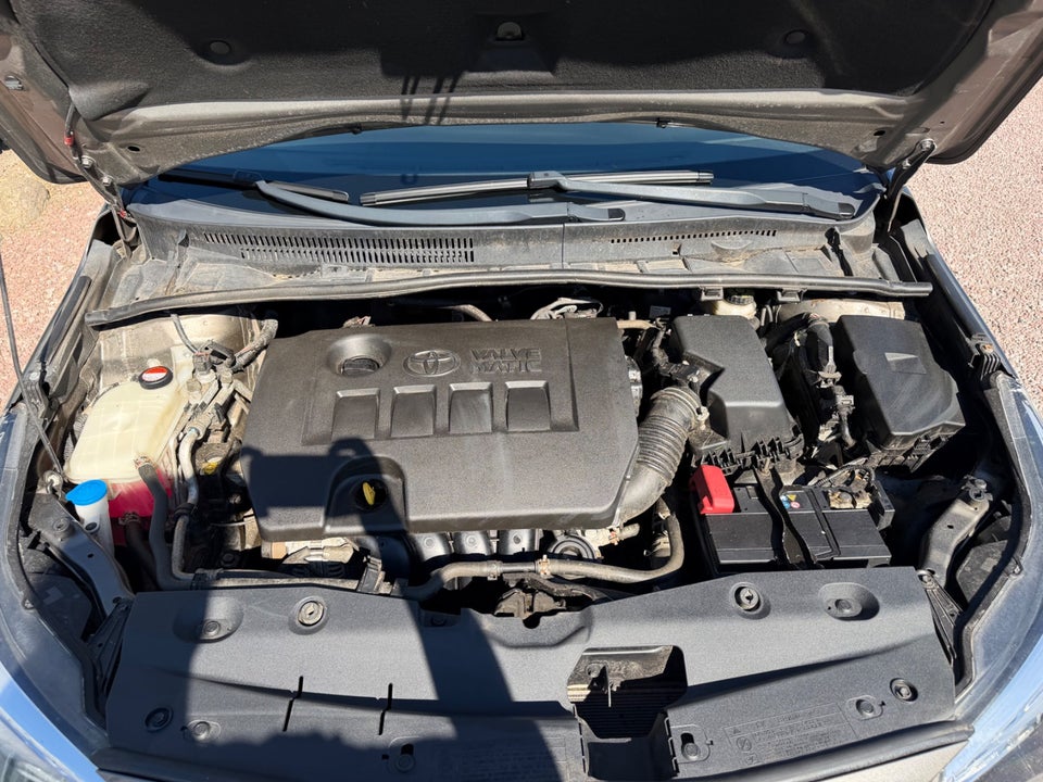 Toyota Avensis 1,8 VVT-i T2 Premium Touring Sports 5d