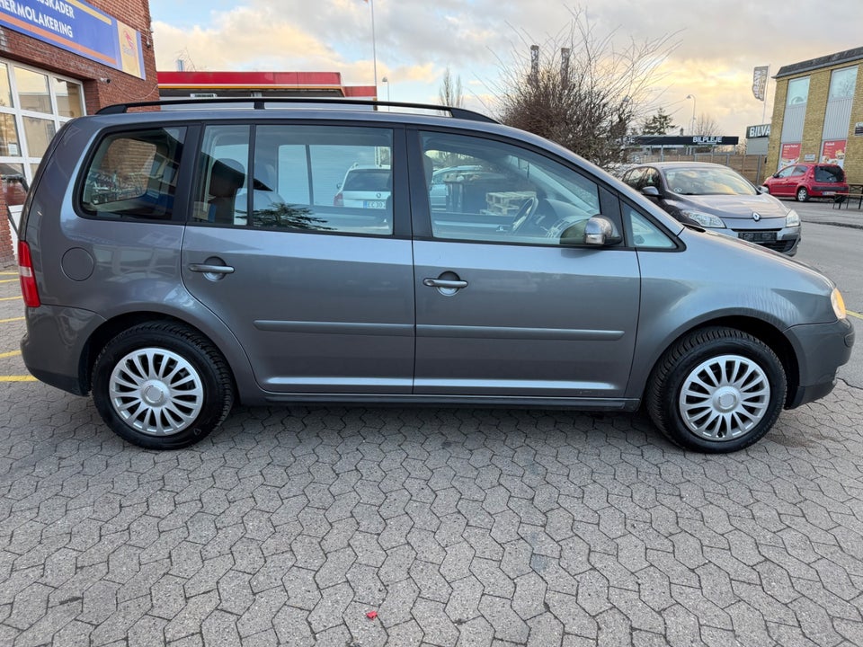 VW Touran 1,6 FSi Highline 5d