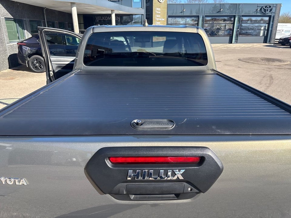 Toyota HiLux 2,8 D T4 Invincible Db.Kab aut. 4d