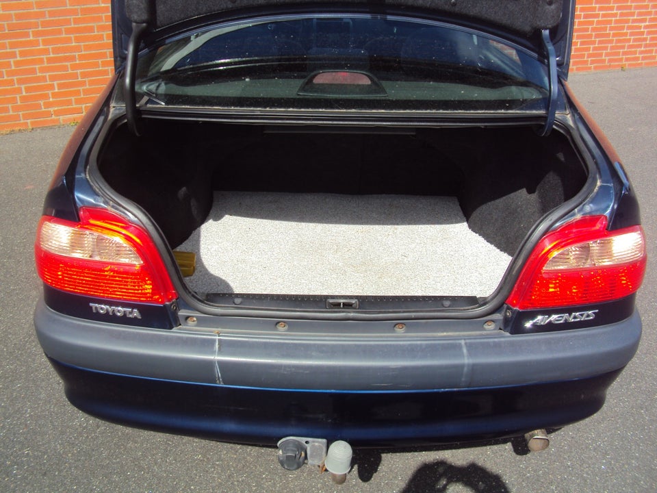 Toyota Avensis 1,8 VVT-i Natura 4d