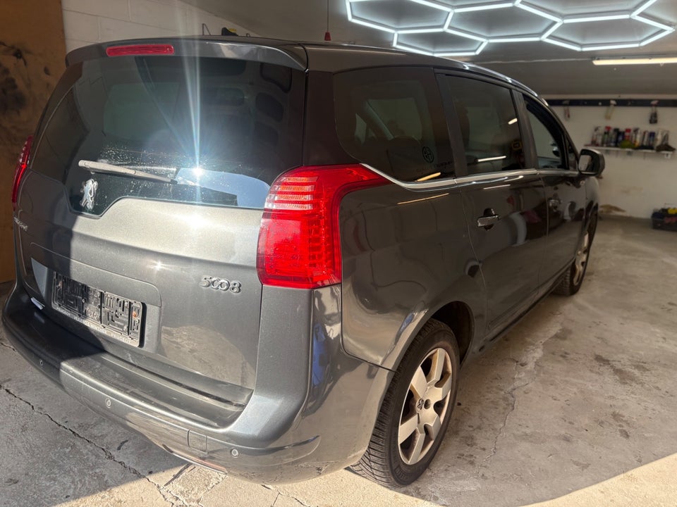 Peugeot 5008 1,6 HDi 110 Premium 7prs 5d