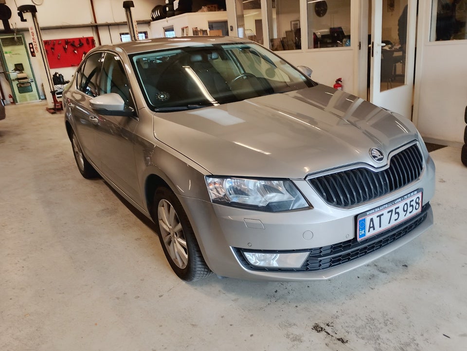 Skoda Octavia 1,6 TDi 105 Elegance DSG 5d