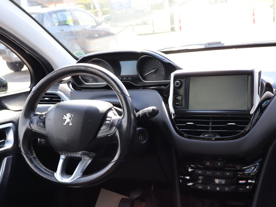 Peugeot 2008 1,2 e-THP 110 Allure Sky 5d