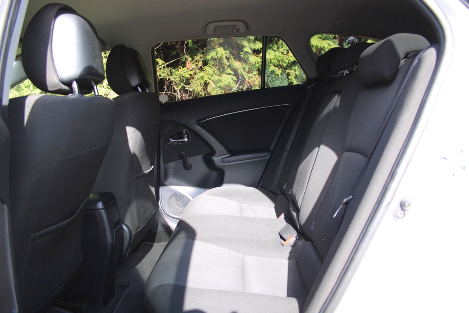 Toyota Avensis 1,6 VVT-i T1 stc. 5d