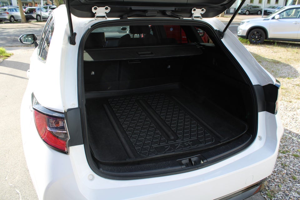 Suzuki Swace 1,8 HEV Active White stc. e-CVT 5d