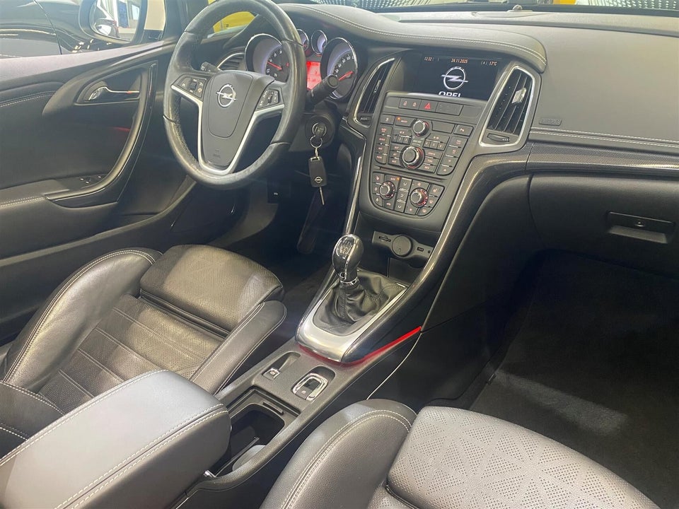 Opel Cascada 1,6 T 170 Cosmo 2d